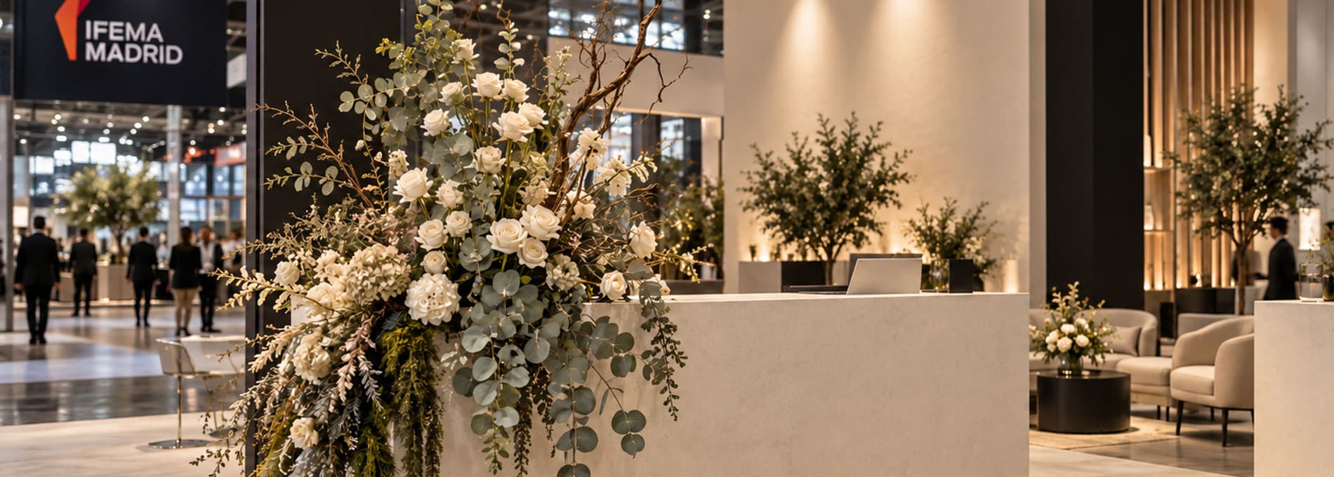 Decoración floral de alta gama para estand corporativo en el recinto ferial de IFEMA Madrid realizada por Lumea Blooms