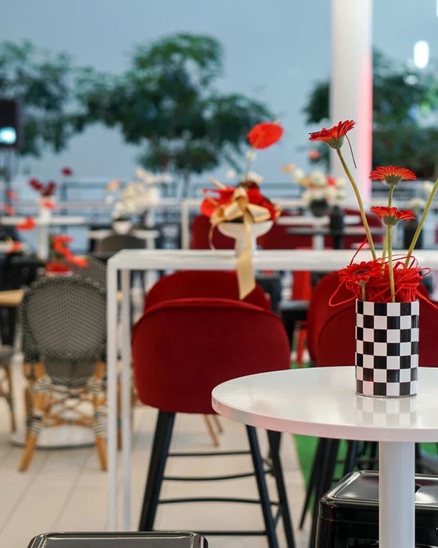 Arreglos florales de Lumea Blooms para espacios VIP, hospitality y eventos corporativos durante el Gran Premio de España de F1 en Madrid