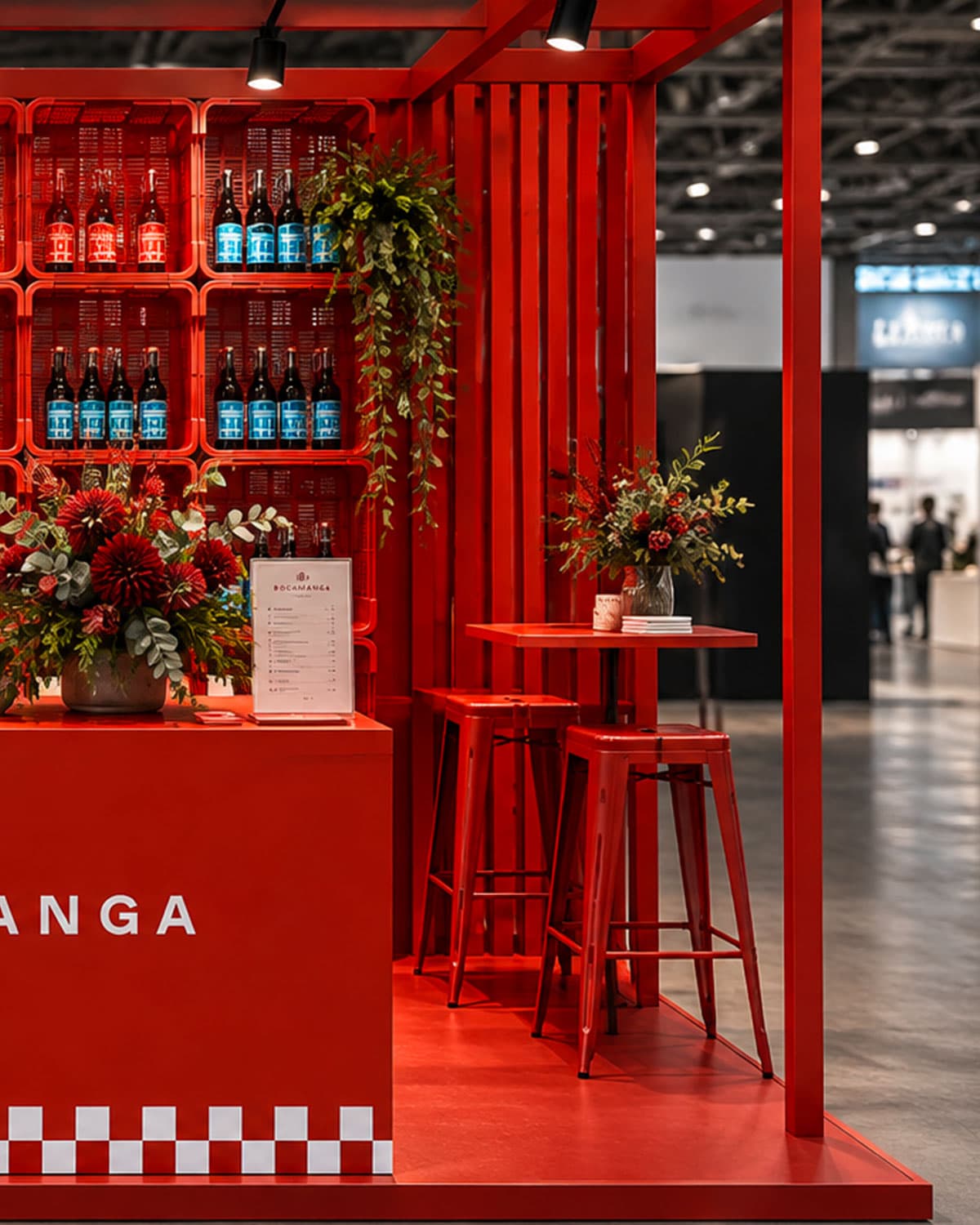 Arreglo floral corporativo de Lumea Blooms sobre mostrador de atención en un estand de IFEMA Madrid