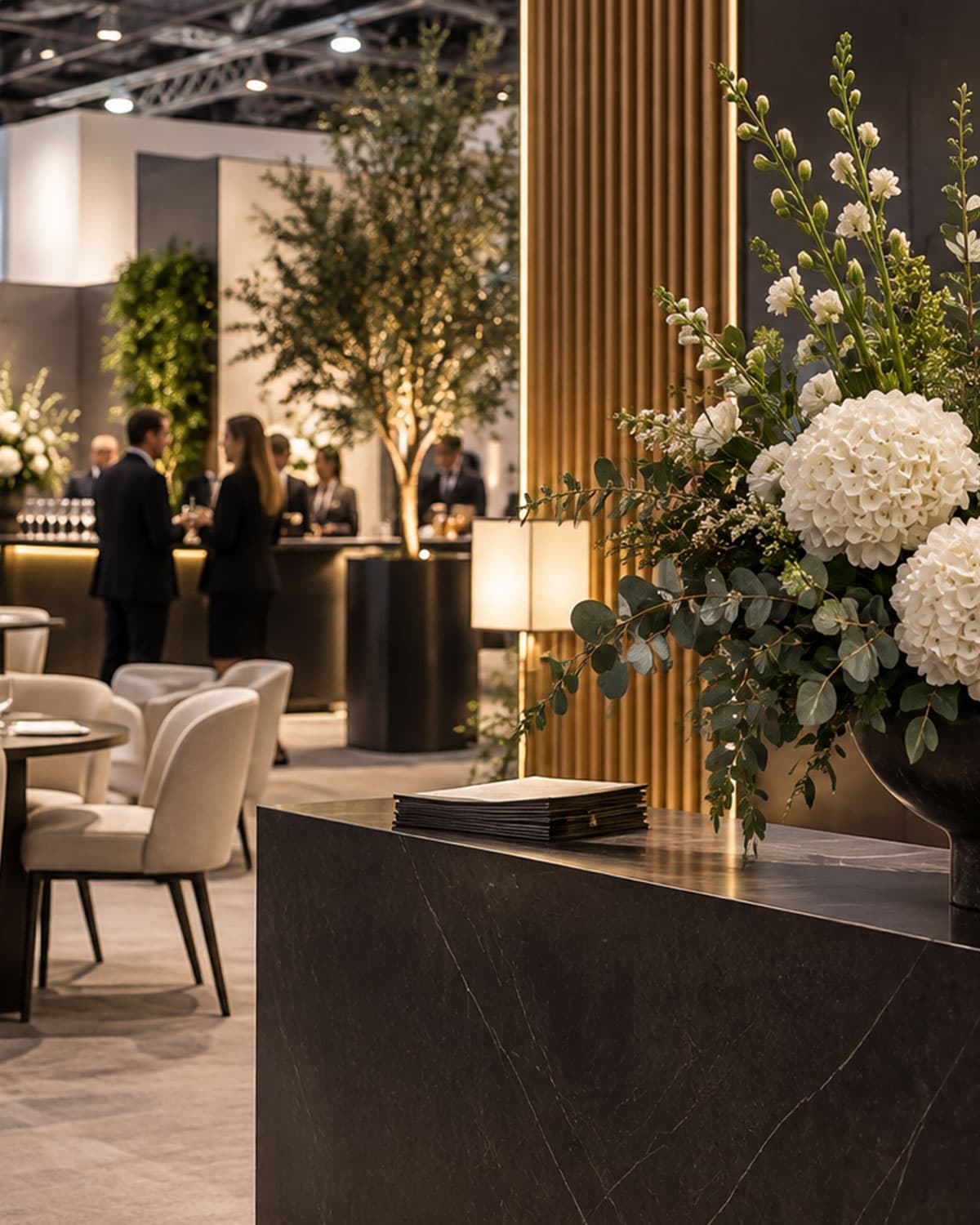 Diseño e instalación floral corporativa de Lumea Blooms para estand de expositor en el recinto ferial de IFEMA Madrid