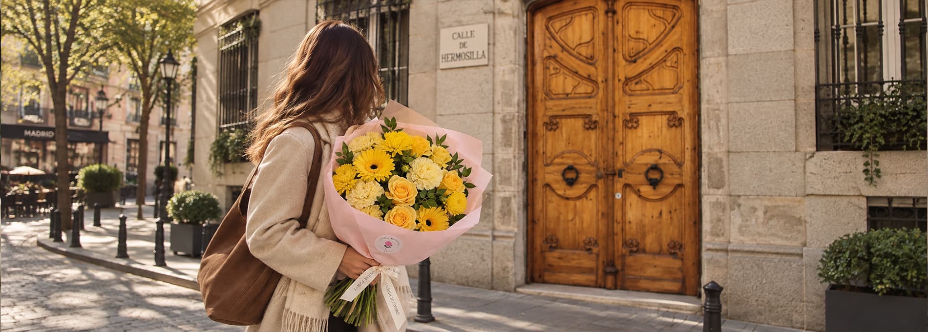 Composición floral de Primavera Amarilla con mimosa y tulipanes por Lumea Blooms Madrid