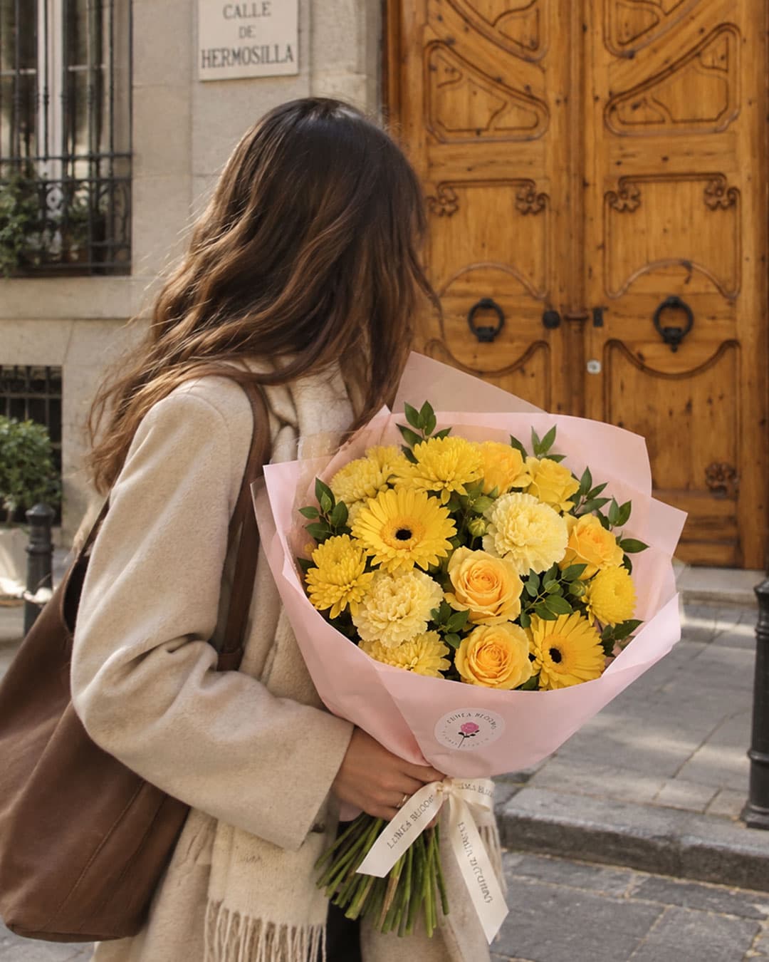 Composición floral de Primavera Amarilla con mimosa y tulipanes por Lumea Blooms Madrid