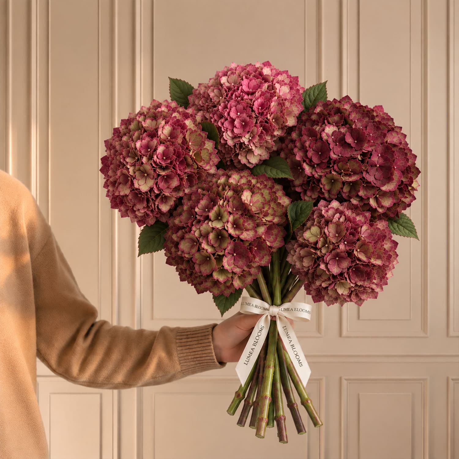 Ramo de hortensias de otoño en tonos teja, borgoña y ocres, elaborado por Lumea Blooms en Madrid.