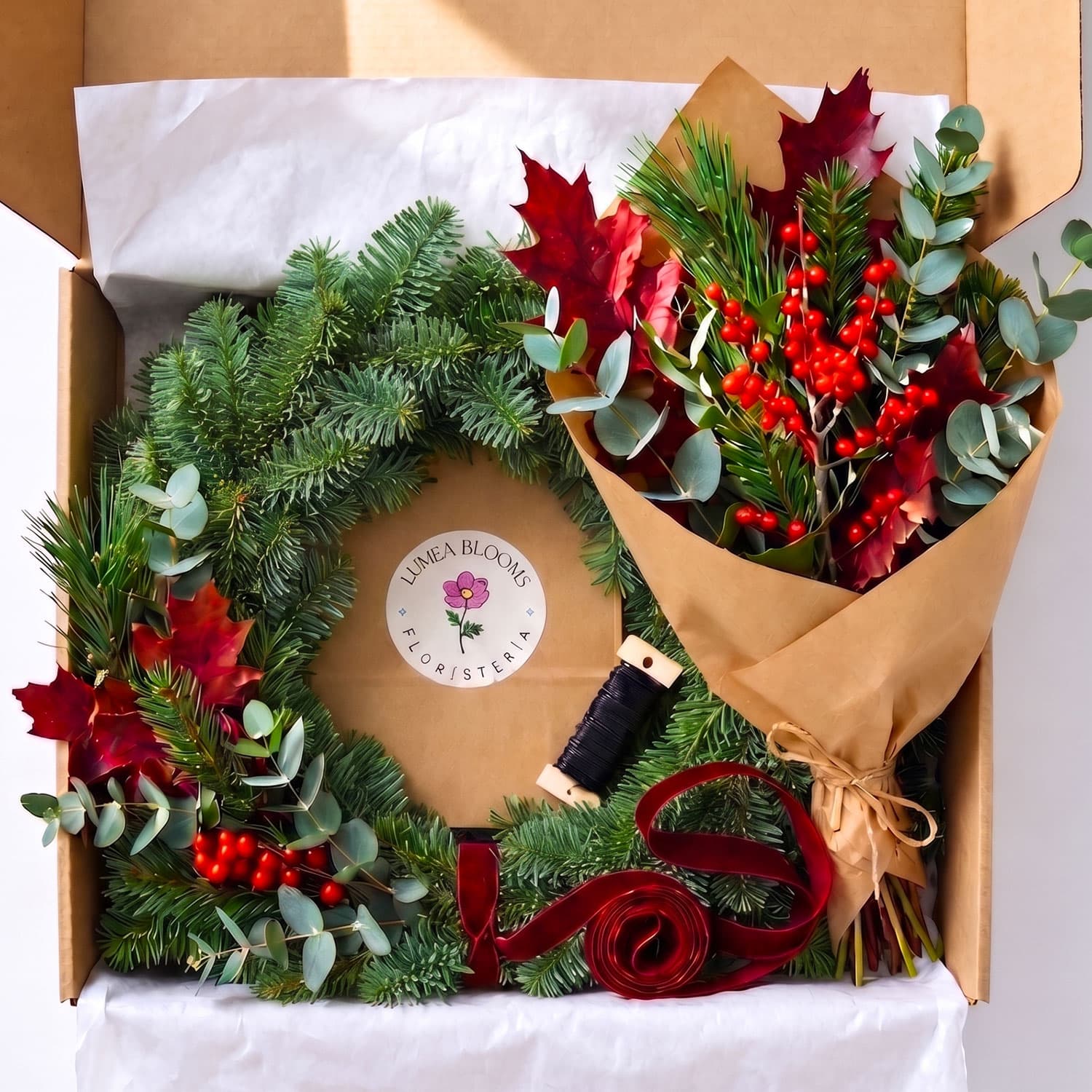 Kit corona de Navidad artesanal sobre aro de paja usando ramas frescas y alambre de floristería