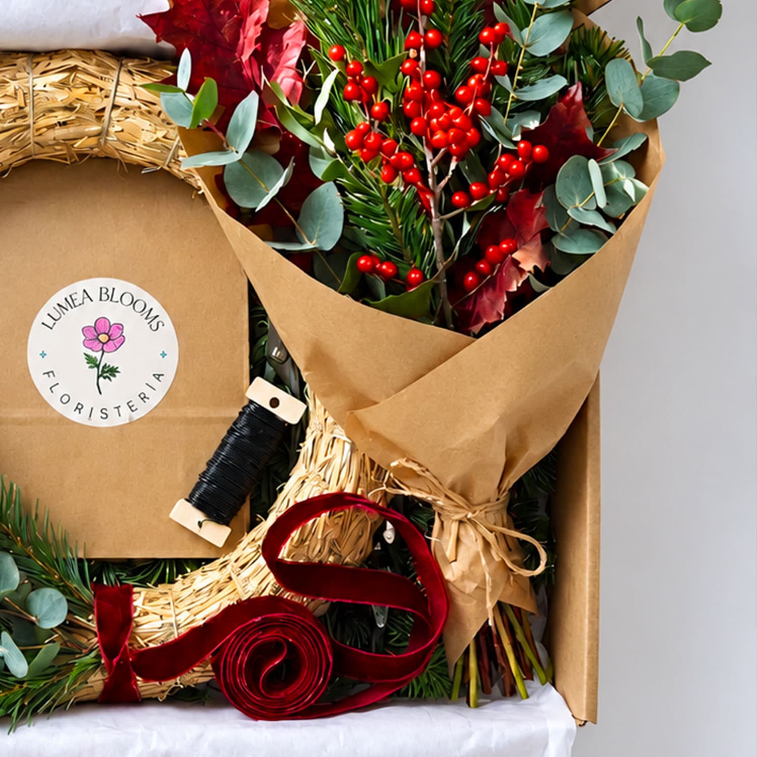 Corona de Navidad hecha a mano colgada en una puerta de madera con cinta de terciopelo verde