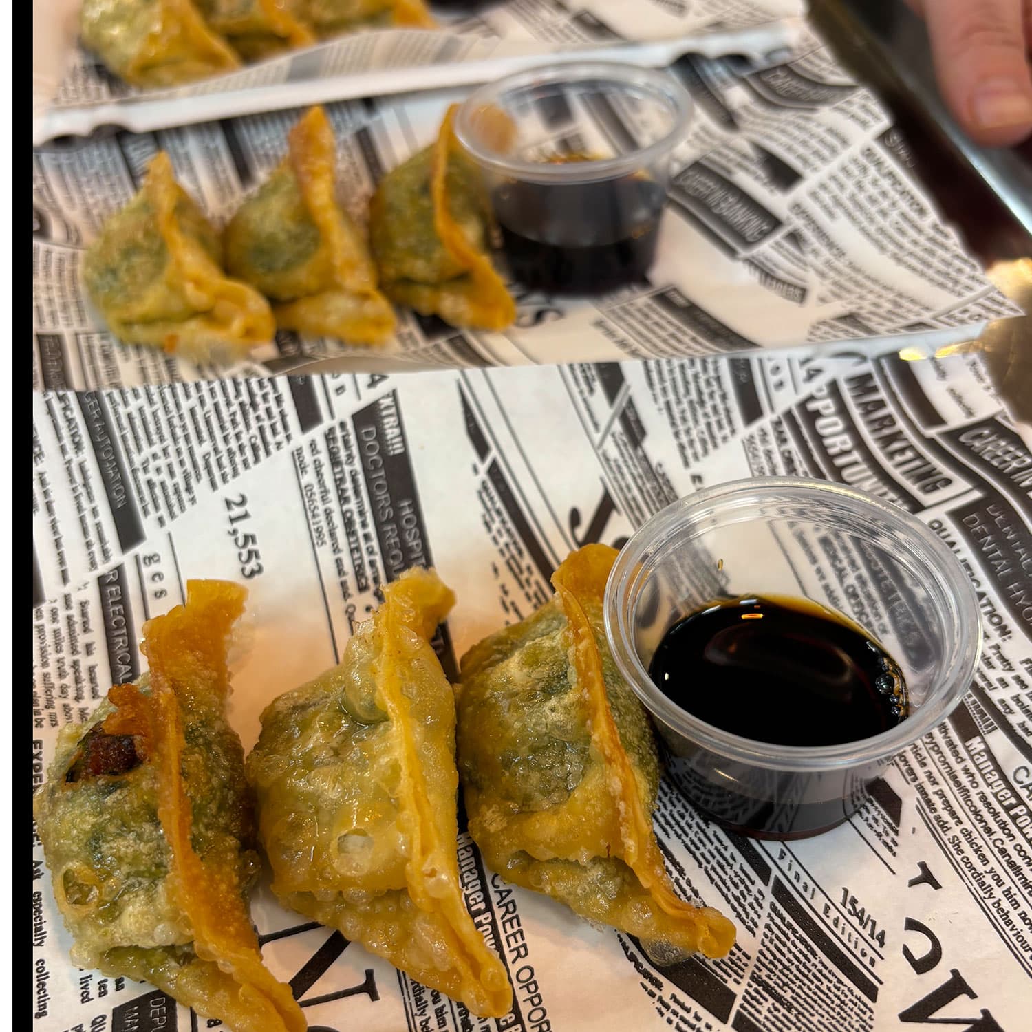 Plátula de cuatro tapas coreanas artesanales del restaurante Onggi Madrid presentadas entre arreglos de flores frescas.