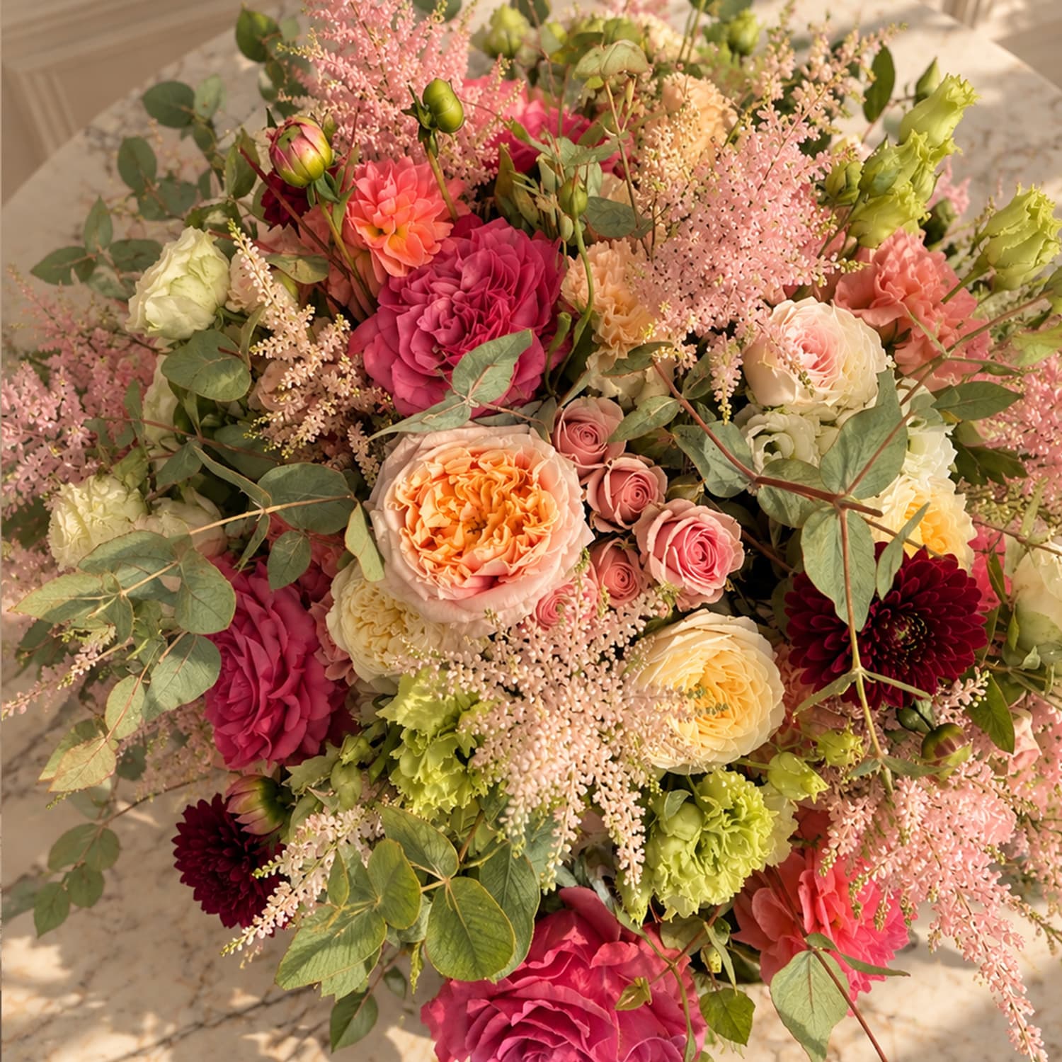 Plano completo de las texturas silvestres del astilbe rosa, lisianthus y dalias en el Ramo Elysium