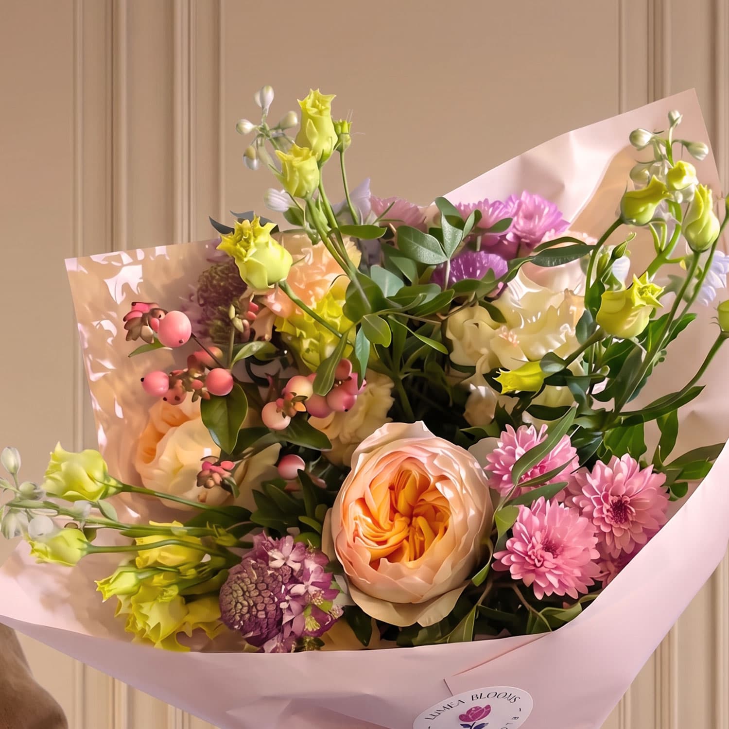 El ramo más romántico de Madrid en tonos melocotón y rosa elaborado artesanalmente en el taller de Lumea Blooms.