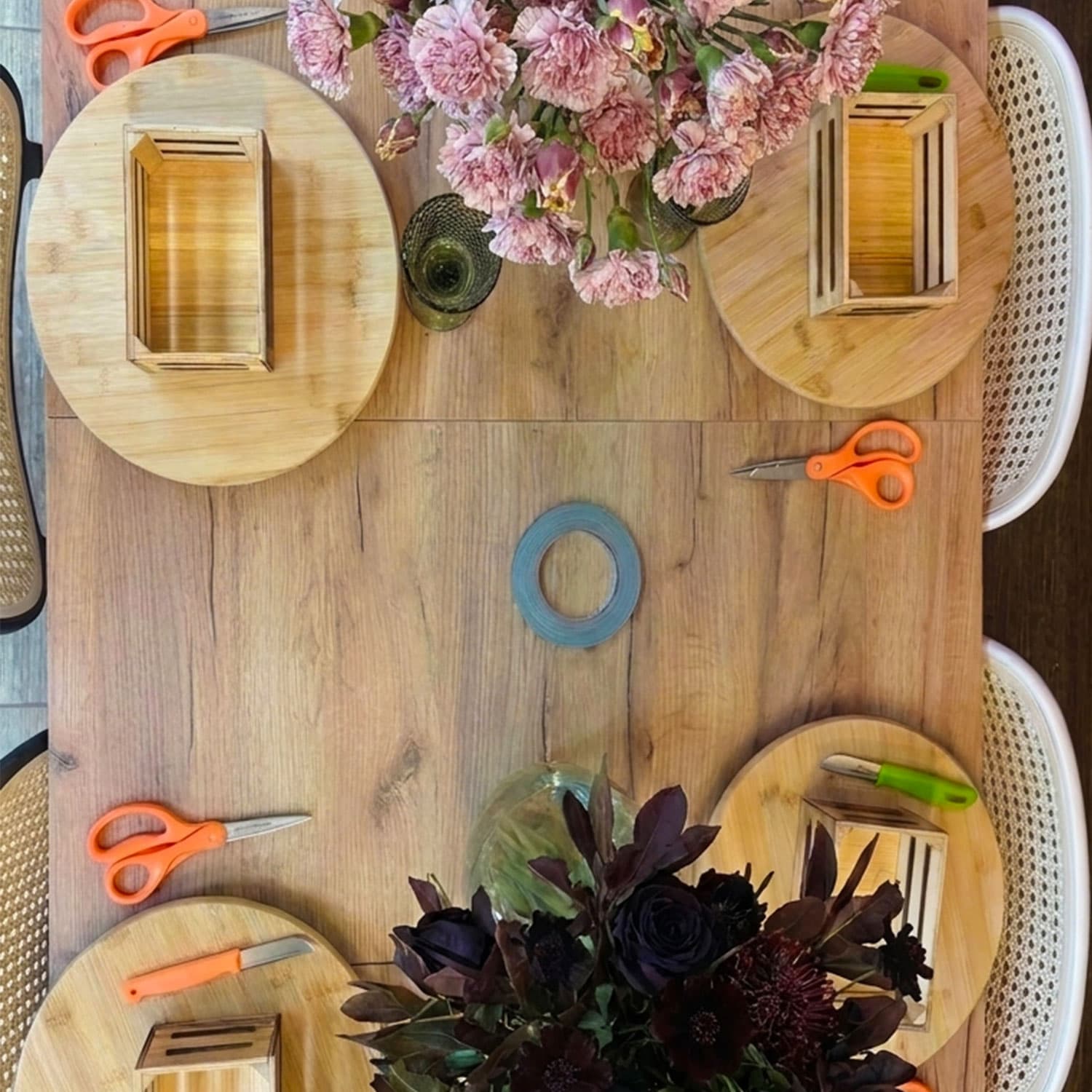 Selección de flores frescas de temporada en tonos oscuros, morados y burdeos para taller floral de otoño.