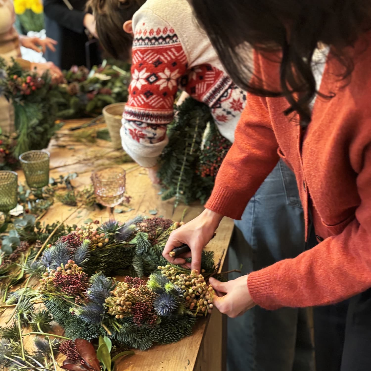 Corona de Navidad artesanal hecha con elementos naturales y verdes aromáticos de temporada