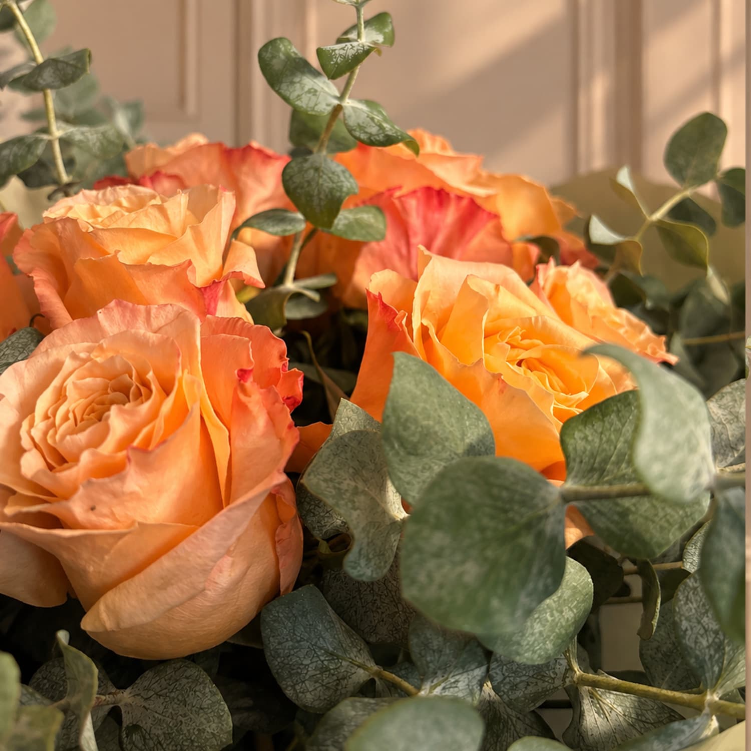 Ramo de rosas melocotón premium de jardín presentado como regalo elegante por Lumea Blooms.