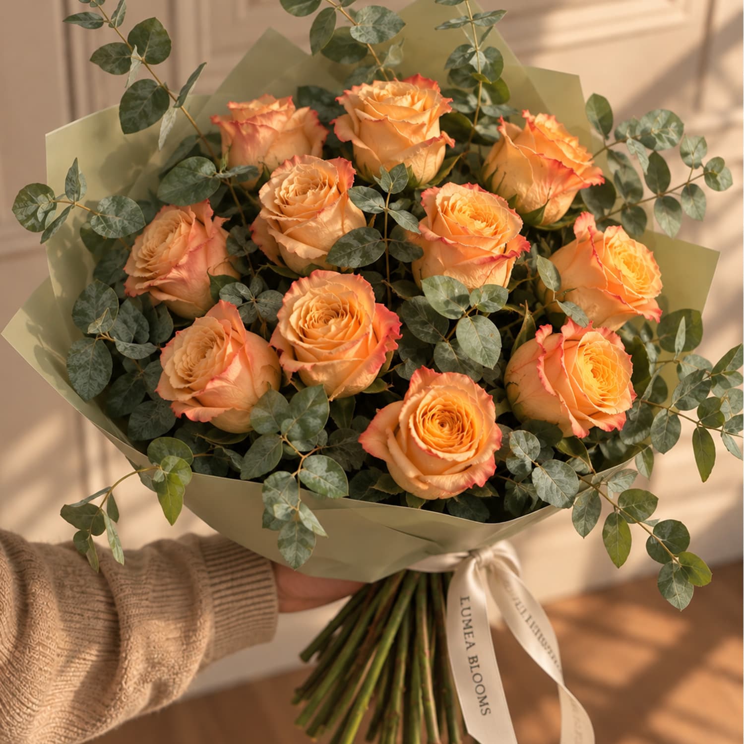 Detalle de rosas melocotón de alta calidad en tonos cálidos y pastel para envío a domicilio en Madrid.