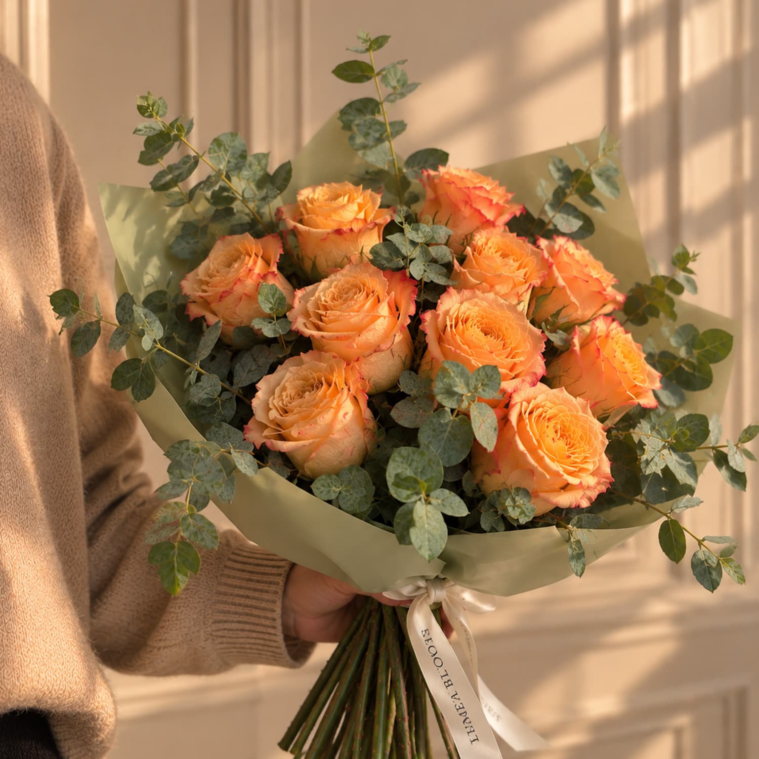 Ramo de rosas melocotón variedad Kahala con eucalipto, elaborado en el taller de Lumea Blooms en Madrid.