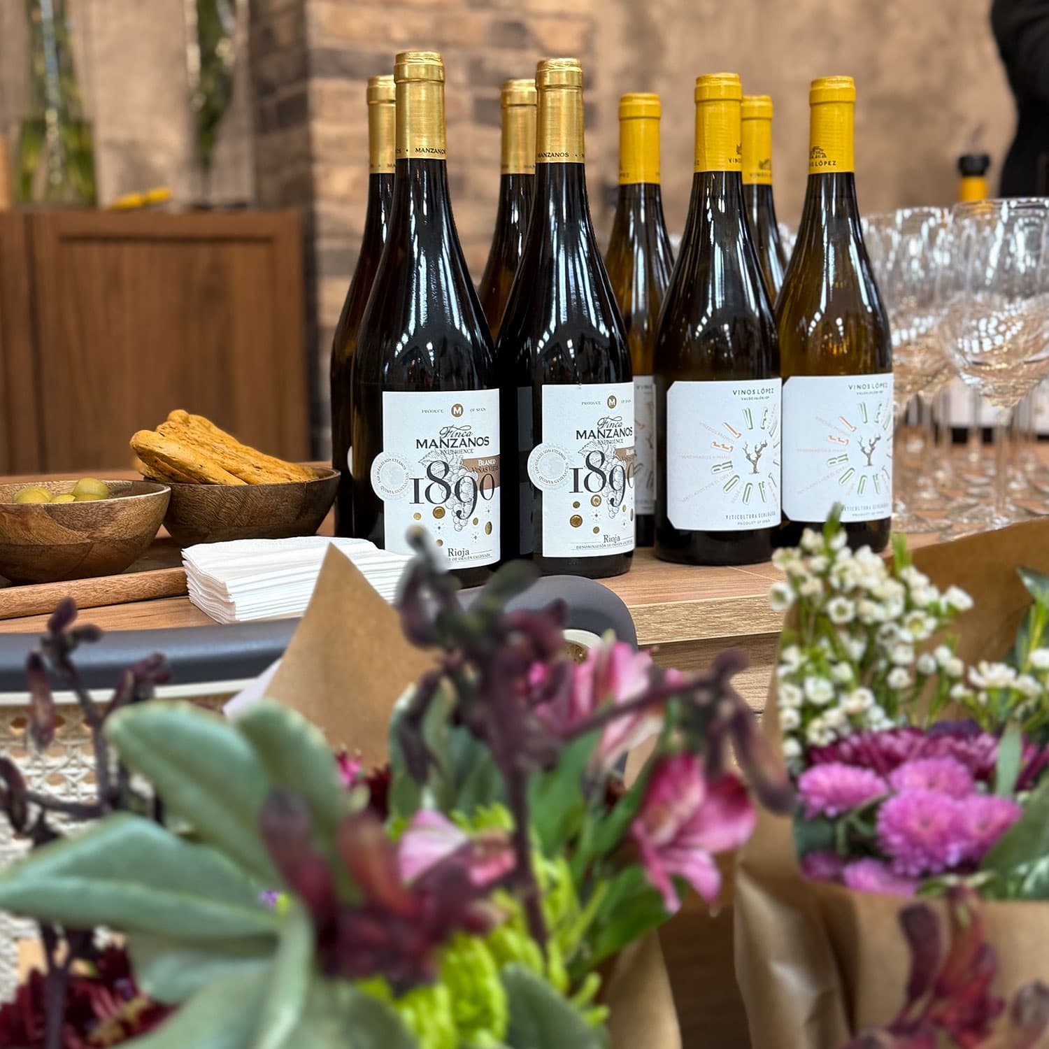 Mesa de cata olfativa preparada con copas y selección floral en el local de Lumea Blooms dentro del Mercado de Ibiza en Madrid.