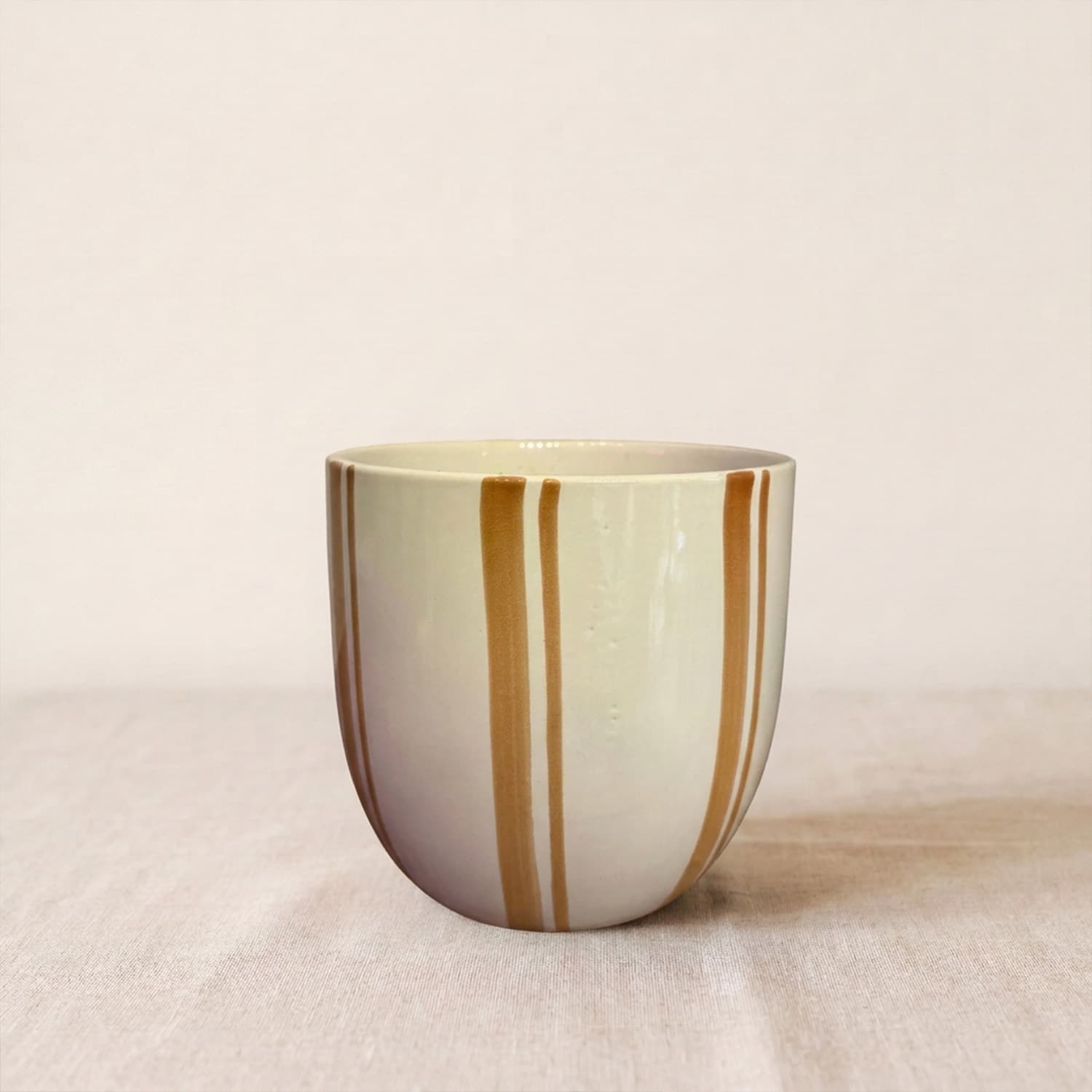 Maceta de cerámica crema para plantas de interior con rayas verticales terracota pintadas a mano
