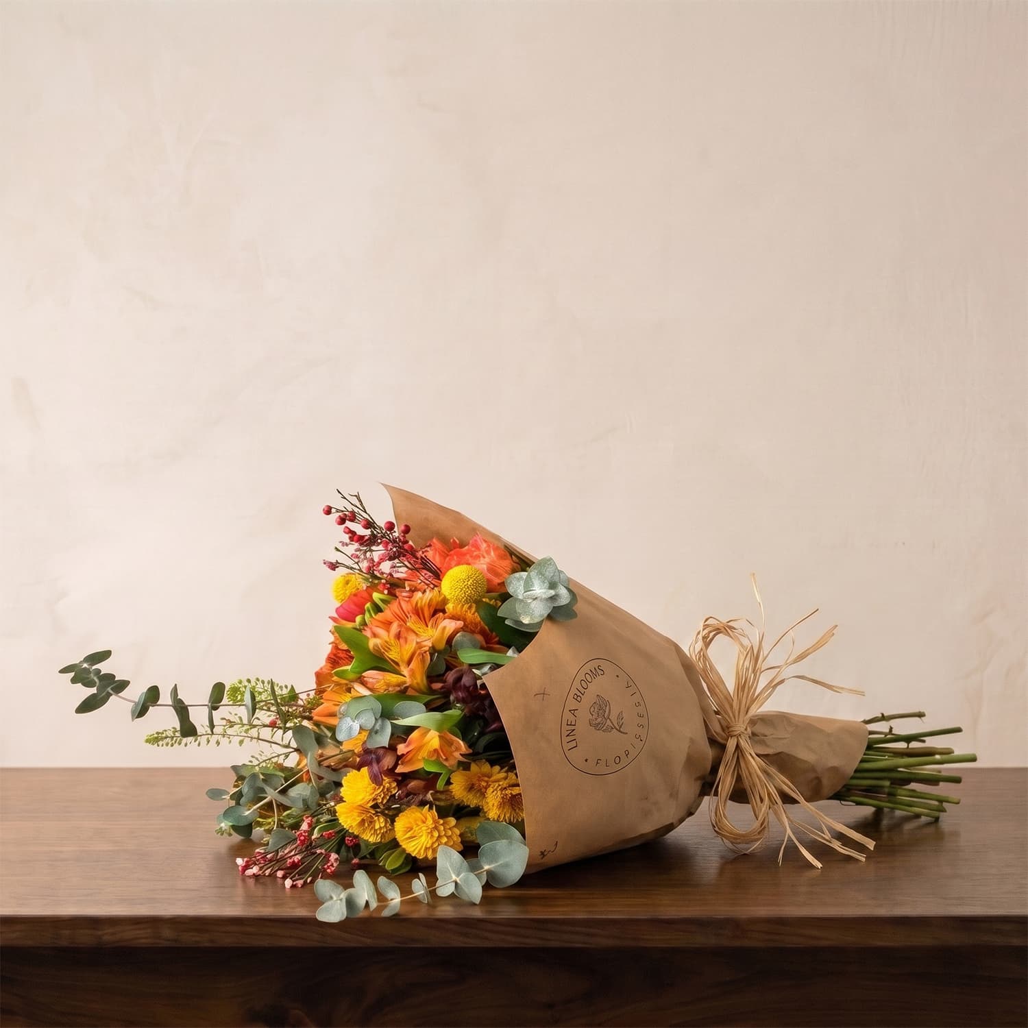 Ramo de flores frescas y variadas de temporada para suscripción mensual, combinando tonos rosas, blancos y verdes en un jarrón de cristal.