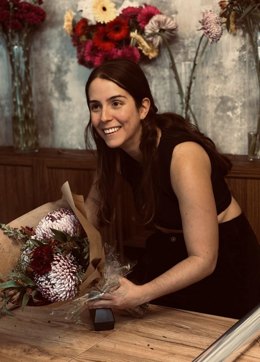 Sofía, fundadora de Lumea Blooms, con un ramo de flores en el taller, junto al Retiro en Madrid